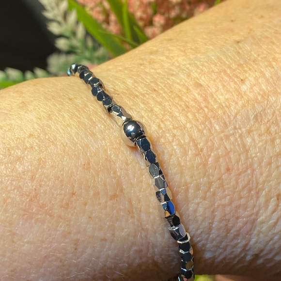NWT HAZY SILVER FUNKY METAL BEADS STRETCH TO FIT BRACELET - Picture 3 of 12